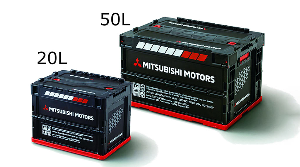 MMCjpn's tweet photo. ＼MITSUBISHI MOTORS COLLECTIONのご紹介 Vol.1／
アウトドア用品や洗車セットなどの保管に最適なコンテナボックスとステップ台としても活躍するスツール。折りたたんでコンパクトに収納できます😉
※商品の問い合わせ、お買い求めは販売会社へ ＃三菱自動車 
https://t.co/ashvBonbpj https://t.co/7LE03SIr8L