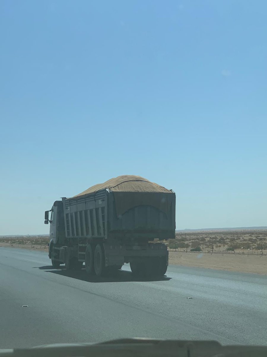 ibr50055's tweet photo. إلى معالي الوزير بعد التحية ؛ إن طريق القصيم من طريق أم سدرة إلى الرياض لا يوجد به ميزان شاحنات، و القلابيات يحملون فيها أكثر من الوزن المسموح فيه لذا نرجو من سعادتك وضع مراقبين أو ميزان  @SalehAlJasser https://t.co/eRxlNq5O9a