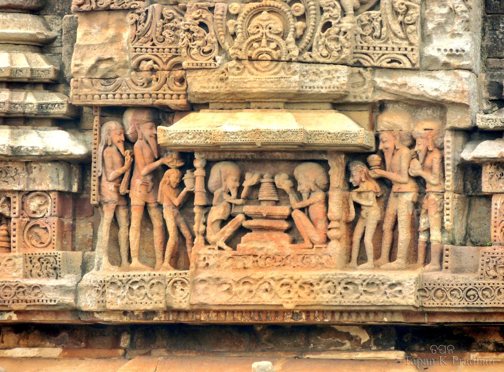 A beautiful relief carving depicting worship of 'Aiduka' in a shrine, Lingraj temple Aiduka is a Stupa like structure extolled in VD purana for encompassing the essence of universe including Trimurti(s). Note Chhatra with Amalasara above lingam on a Bhadrapitha. PC: @vajrayudha11