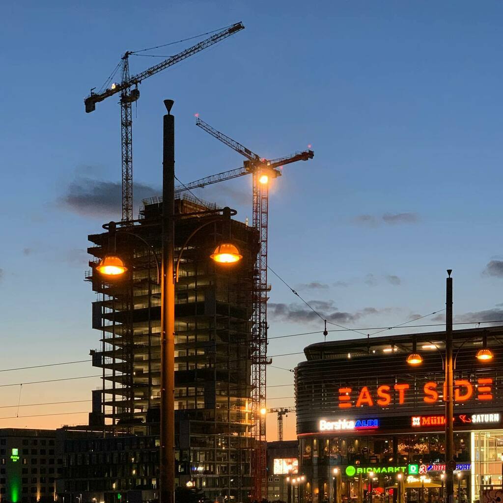 architekturb's tweet photo. 24 Etagen.
.
.
#architekturberlin #mediaspree #crane #friedrichshain #streamtower #streamberlin #modernism #architexture #archilovers #architecture #berlinigers #ig_berlin #igersberlin #igersberlinofficial #streetphotography #streetphotographers #vsco #f… https://t.co/VTe4AXMHG1 https://t.co/fDZkh7pZqi