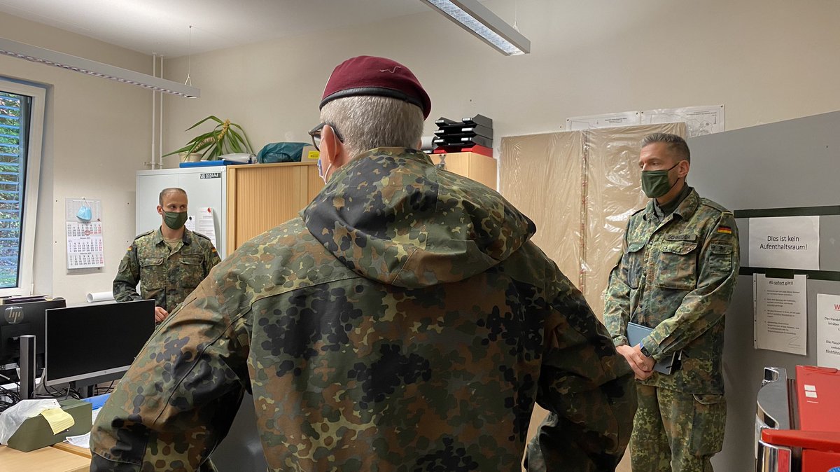 BundeswehrGI's tweet photo. #Überraschungsbesuch beim Bataillon Elektronische Kampfführung 931 in Daun. Die Kameraden betreiben Fernmeldeaufklärung & sind starke Teamplayer: Erfasser, Übersetzer & Auswerter tragen 365 Tage im Jahr rund um die Uhr zu den Lagebildern des militärischen Nachrichtenwesens bei. https://t.co/Oqt3pY6dcW
