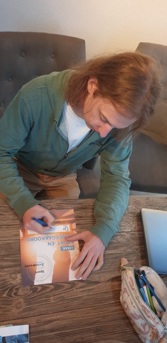 Wij doen mee! 💪🏼⛹️‍♂️

Ons bestuur heeft gisteren officieel het sport- en beweegakkoord van Zwijndrecht ondertekend! 🎉⚽️🎾

#wijdoenmee #zwijndrechtbeweegt #sportenbeweegakkoord #Zwijndrecht #samensterk #verbinden