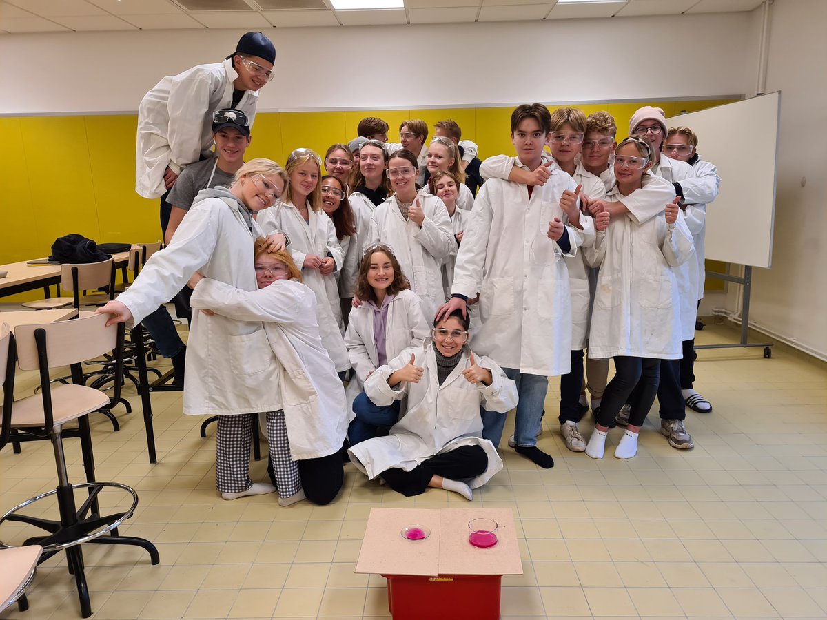 papegodin's tweet photo. Glada 9B efter ett försök med alkalimetallen Na och vatten @Tegelhagen #solskol #enskoldag https://t.co/qwBAV3oYe3