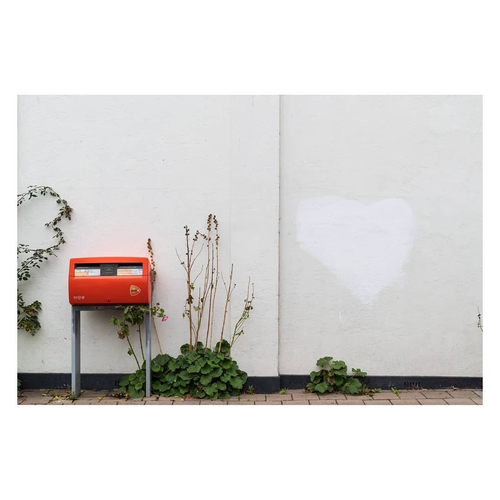 Love letters...
📮
#brievenbus @postnl @inzutphen #zutphen #0575 #straatfotografie #loveletters #heart #post #zeghetmeteenkaartje #canon_photos #canon #1dxmarkii @canonnederland #letsgooutside #streetart #wallart #straatfoto #straatfotografieinnederland instagr.am/p/CGRnfK6Aoq7/