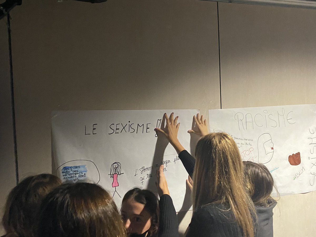 MedefCorse's tweet photo. #ClashTesStereotypes : les élèves en 1ère STMG du Laetitia à #Ajaccio illustrent les clichés qu’ils observent, dénoncent et déconstruisent. Avant de rencontrer des élèves du Fesch et des chefs d’entreprise sur le vivre-ensemble dans la vie et dans l’entreprise #EcoleEntreprise20 https://t.co/GBCHgPcDoN