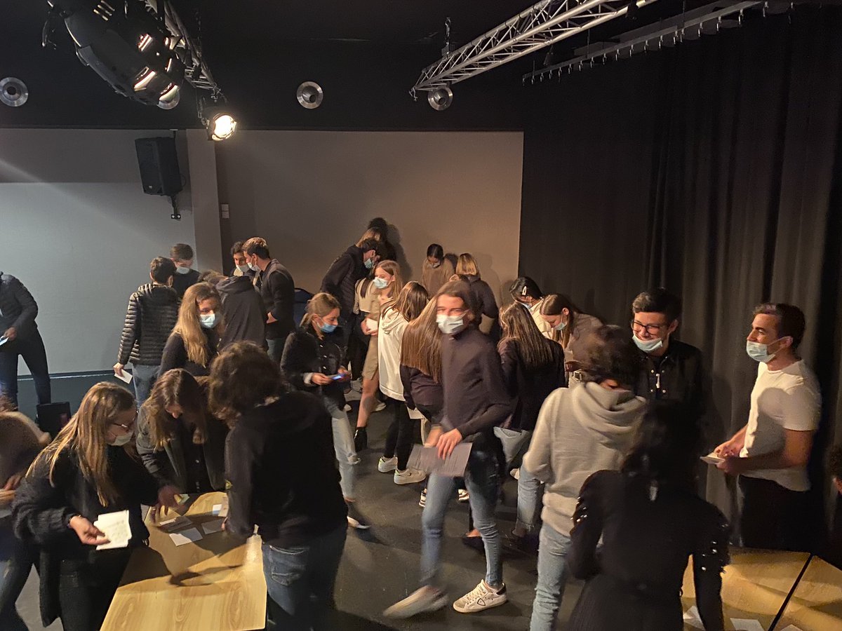 MedefCorse's tweet photo. #ClashTesStereotypes : les élèves en 1ère STMG du Laetitia à #Ajaccio illustrent les clichés qu’ils observent, dénoncent et déconstruisent. Avant de rencontrer des élèves du Fesch et des chefs d’entreprise sur le vivre-ensemble dans la vie et dans l’entreprise #EcoleEntreprise20 https://t.co/GBCHgPcDoN