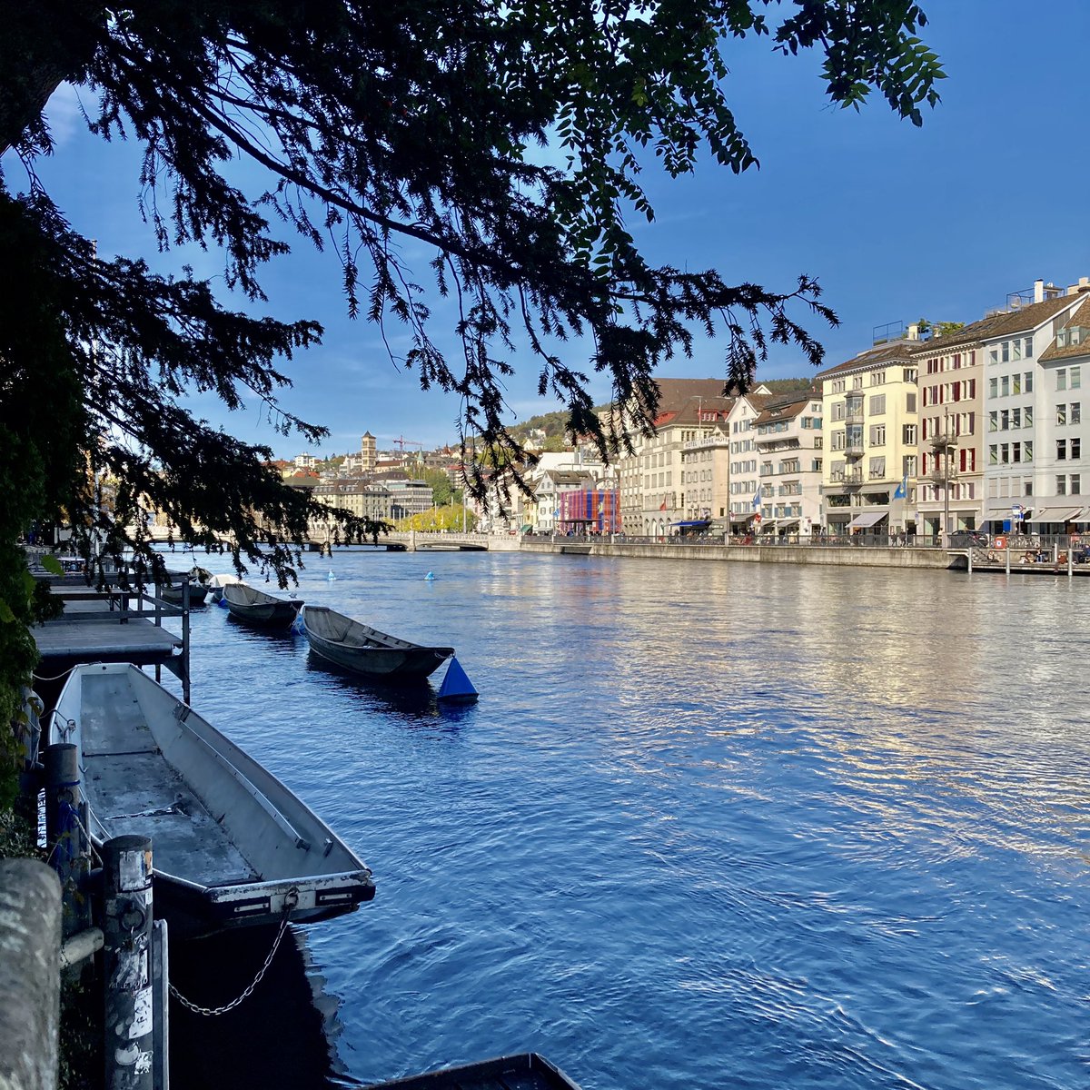 EnriqueMazzola's tweet photo. The river #Limmat and the traditional #flatbottomed #boat of #zurich, in the old area of #schipfe ❤️🇨🇭 https://t.co/ByYx0QjROJ