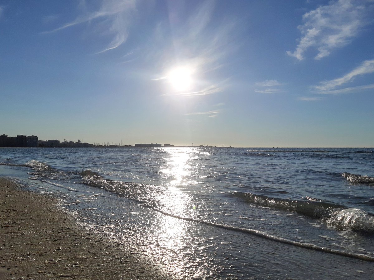 Silver beach. #granplaya #playalisa #santapola🇪🇦 #España🇪🇸 #mediterráneo #mediterraneansea🌊☀️ #costablanca #ilovespain❤️🇪🇸 #goingforawalk #sunny🌞️ #alicante🇪🇸🌴 @SantaPolaTurism