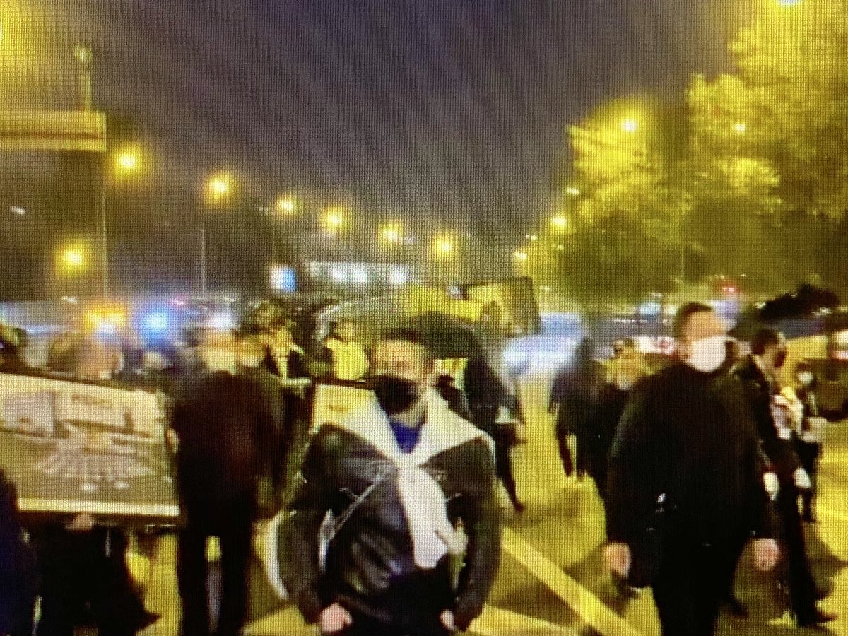 jaimesaintnom's tweet photo. L’ÉVÉNEMENTIEL À LA PEINE 😢 Ce matin les professionnels de l’événementiel (maîtres d’hôtel, cuisiniers, serveurs...) ont manifesté sur le périphérique pour dénoncer la précarité de leurs professions depuis les annonces gouvernementales... Soutien à eux et à nous, agences event. https://t.co/sGHtAbbuDH