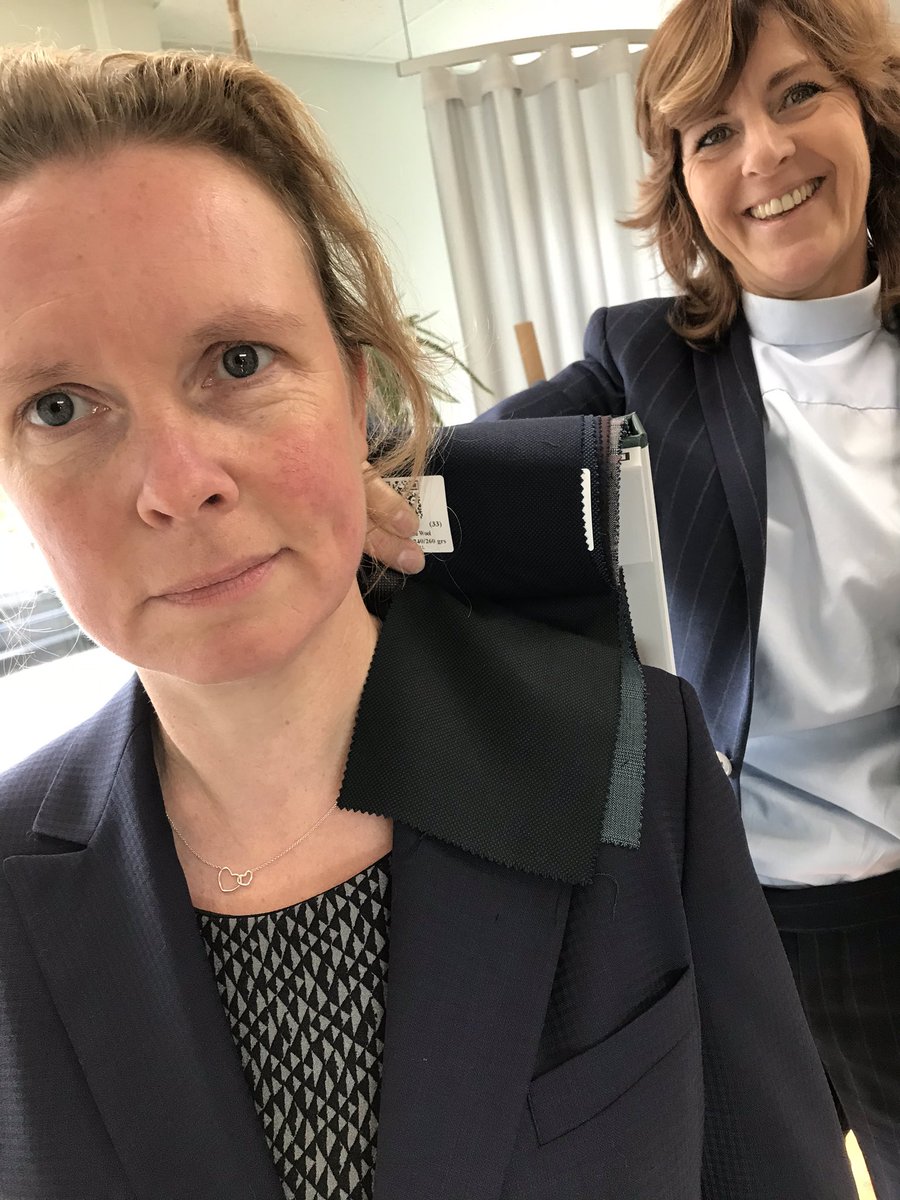 Samen met collega @El2ne1 bij <a href="/AardenTailoring/">Aarden respectful tailoring</a> WOW wat een prachtige duurzame stoffen en prachtige pakken én jurken:) Met zo’n outfit kun je jaaaaren vooruit dus echt duurzaam &amp; circulair! <a href="/ErikToenhake/">Erik Toenhake</a> #willemienvandenbroek #madeinArnhem