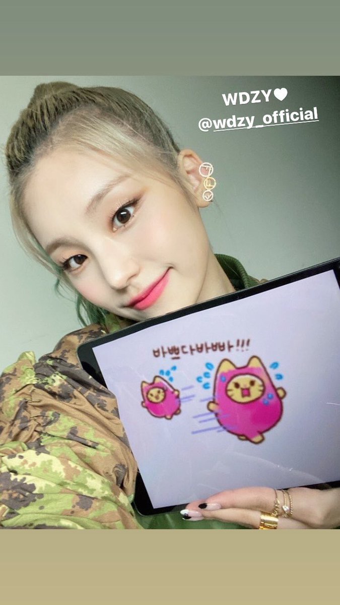 stobely's tweet photo. ㅤ
                                ˚  ·  *
                     𝒍𝒂𝒏𝒆𝒚'𝒔 𝒖𝒑𝒄𝒉𝒂𝒓  ˚.༄
                * ˚ ✦ ㅤ © yejigallery
ㅤ
instagram story update https://t.co/pQdxwhnjeM