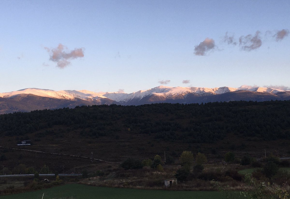 RadioSeu's tweet photo. Quart episodi de nevades de la temporada al #Pirineu. El #Cadí aquest matí, des d’#Arsèguel i #Martinet, i el nord de la #Cerdanya des d’Urús. #meteo https://t.co/LSTidsBfDn