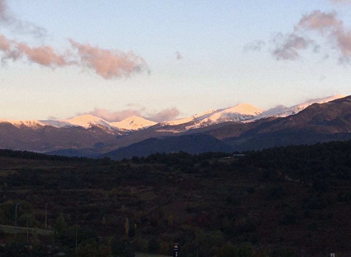RadioSeu's tweet photo. Quart episodi de nevades de la temporada al #Pirineu. El #Cadí aquest matí, des d’#Arsèguel i #Martinet, i el nord de la #Cerdanya des d’Urús. #meteo https://t.co/LSTidsBfDn