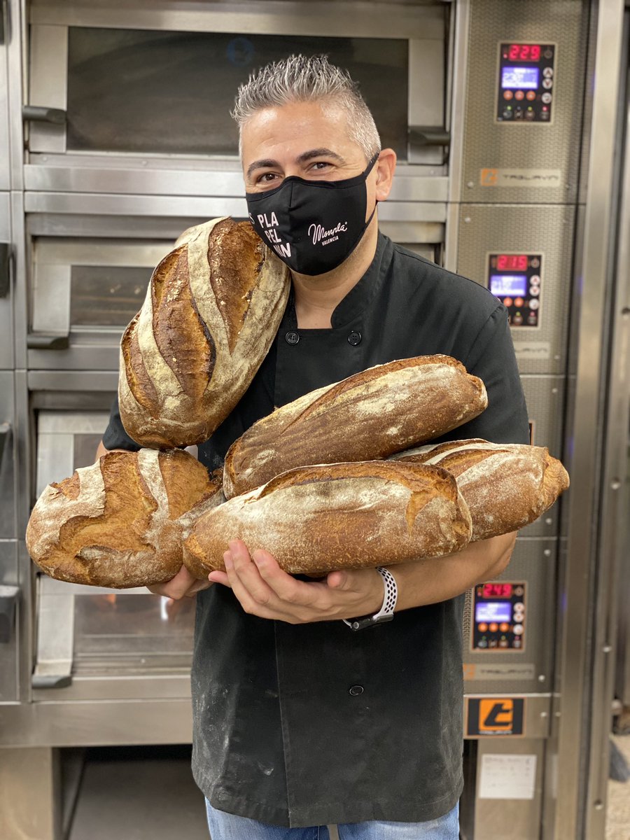 monpla_valencia's tweet photo. PASTELERO O PANADERO ??? Lo mejor , es que disfrutamos cada día ... !!! #monpla #pasteleriaartesanal #panaderiaartesanal https://t.co/8yOyCZcdTM
