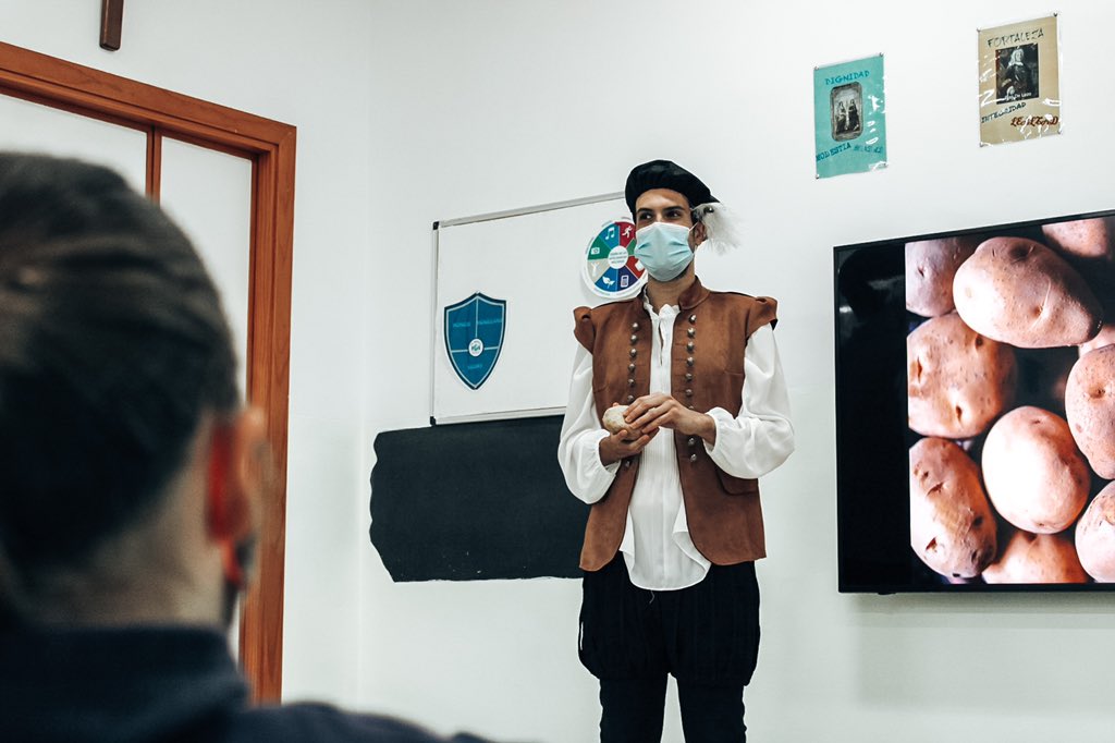 stmaryschool_'s tweet photo. Damos comienzo a la 📖 semana de la historia 📚 con la visita del gran conquistador Hernán Cortés.

Nuestros alumnos de primaria disfrutan de un teatro histórico 🎭 que les permite conocer de forma más amena parte de la historia de la conquista del Imperio Azteca.
#stmarysmood https://t.co/Fbjya72gx7