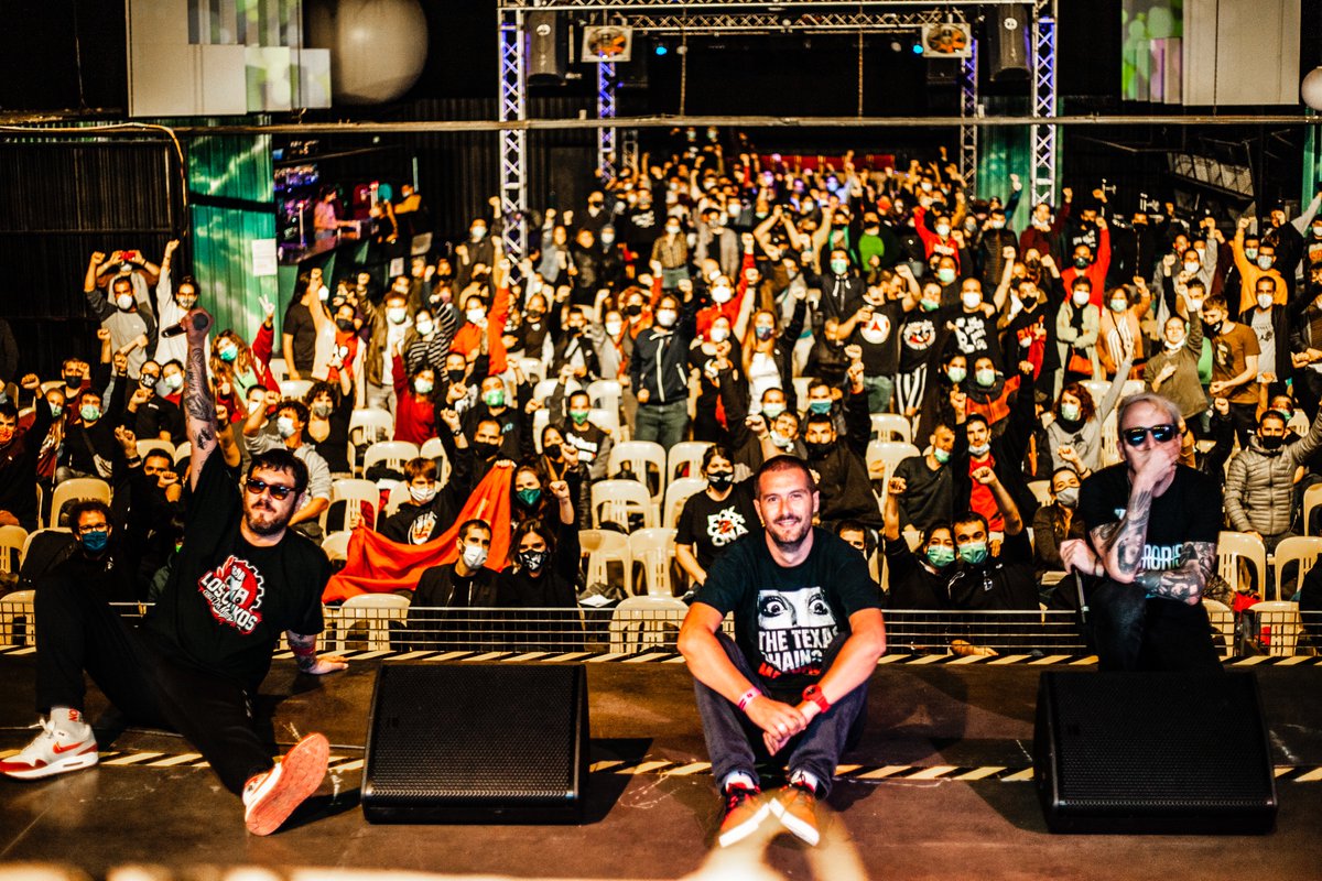 chikosdelmaiz's tweet photo. Gràcies a tota la gent de Girona que es va acostar al concert, especialment a la gent de @la_mirona  i el @SomInterfest  per fer-ho possible.

📷: Paula Aler

#CulturaSegura 
#Comanchería https://t.co/IWkm6wd4dB