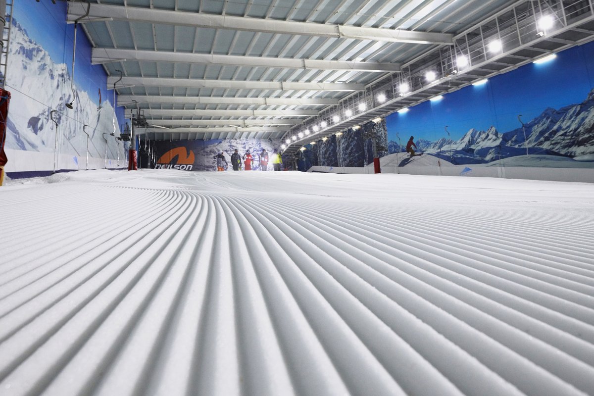 Who loves fresh tracks on the slopes❄️? 
Tuesday EARLY BIRD sessions are BACK from 3rd Nov!
Our Ski &amp; Snowboard coaches will be on hand to give you those all important hint &amp; tips PLUS the Freestyle features will be on the trainer slope between 8am–10am. thesnowcentre.com/winter-activit…