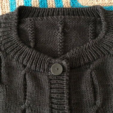 Muhtzel's tweet photo. Schon wieder eine schwarze Jacke, bin wohl bald im zweistelligen Bereich...
#twitterknitter #handknit #knitting #knit #knitwear #knittingaddict #knittingpassion #handmadebyme #dropscottonmerino https://t.co/3ypAAGu0x8