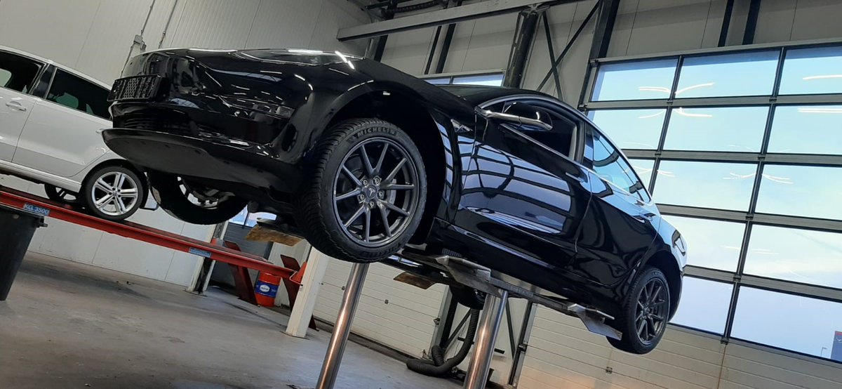 AutoCombi's tweet image. Vandaag 50 jaar autohistorie  bij ons in de werkplaats, Fiat 500 L van 1970 versus een nieuwe Tesla Model 3 Long Range . Techniek van toen en nu.. een mooi contrast 💪