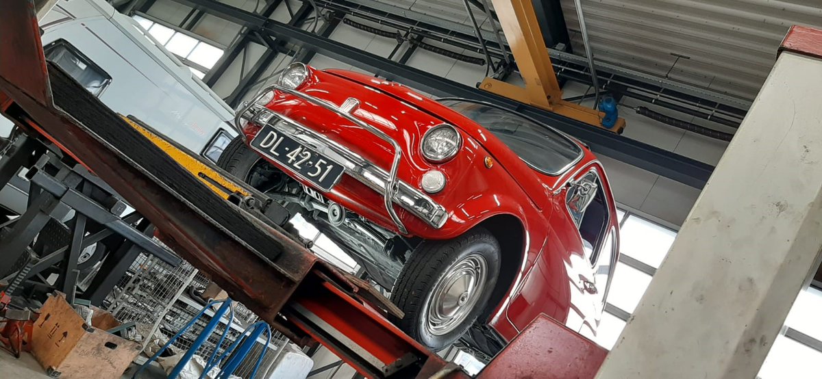 AutoCombi's tweet image. Vandaag 50 jaar autohistorie  bij ons in de werkplaats, Fiat 500 L van 1970 versus een nieuwe Tesla Model 3 Long Range . Techniek van toen en nu.. een mooi contrast 💪