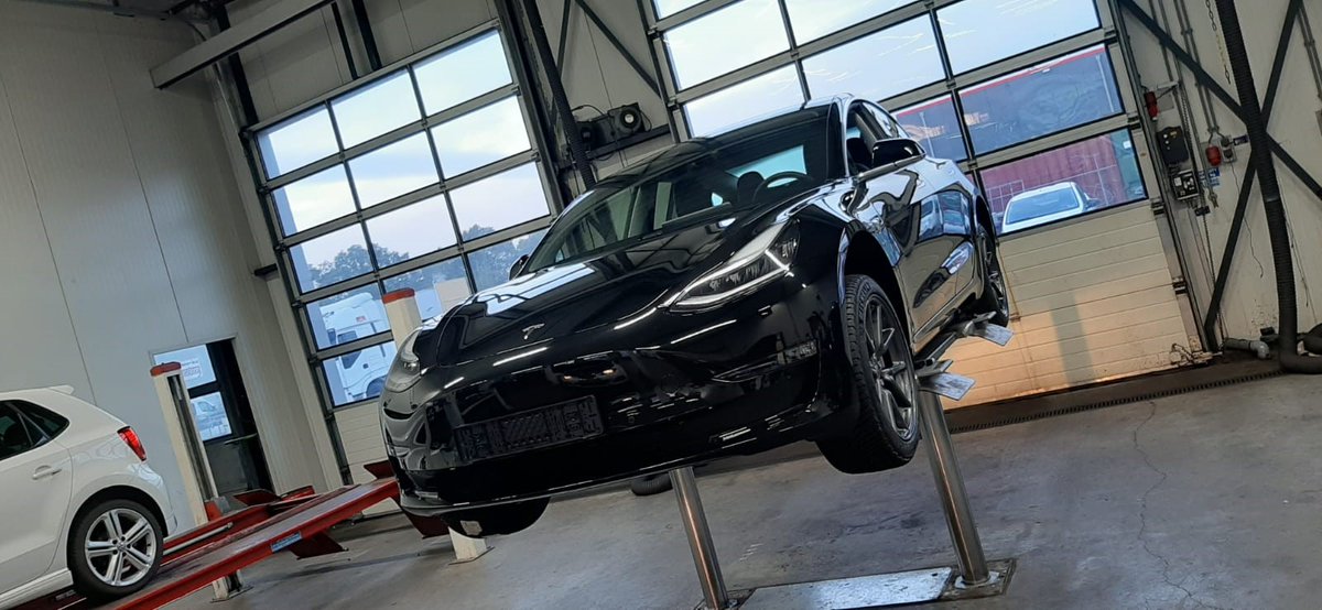 AutoCombi's tweet image. Vandaag 50 jaar autohistorie  bij ons in de werkplaats, Fiat 500 L van 1970 versus een nieuwe Tesla Model 3 Long Range . Techniek van toen en nu.. een mooi contrast 💪