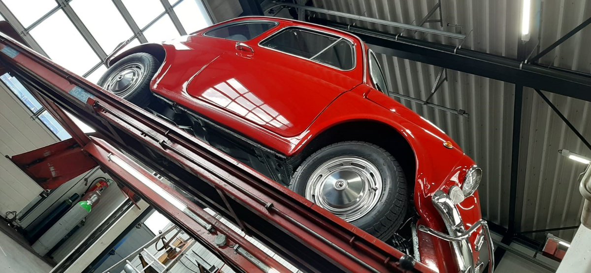 AutoCombi's tweet image. Vandaag 50 jaar autohistorie  bij ons in de werkplaats, Fiat 500 L van 1970 versus een nieuwe Tesla Model 3 Long Range . Techniek van toen en nu.. een mooi contrast 💪