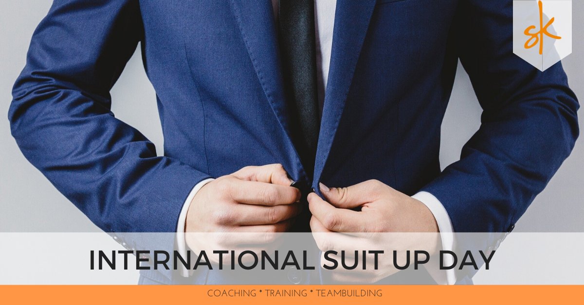 “Suit up!” was uitspraak van Barney uit de tv-serie How I met Your Mother. En dankzij  hem staat 13 oktober al een aantal jaar bekend als International Suit Up Day. Een dag waarop je een pak aantrekt  ongeacht wat je die dag gaat doen! #suitup #barneystinston #HIMYM