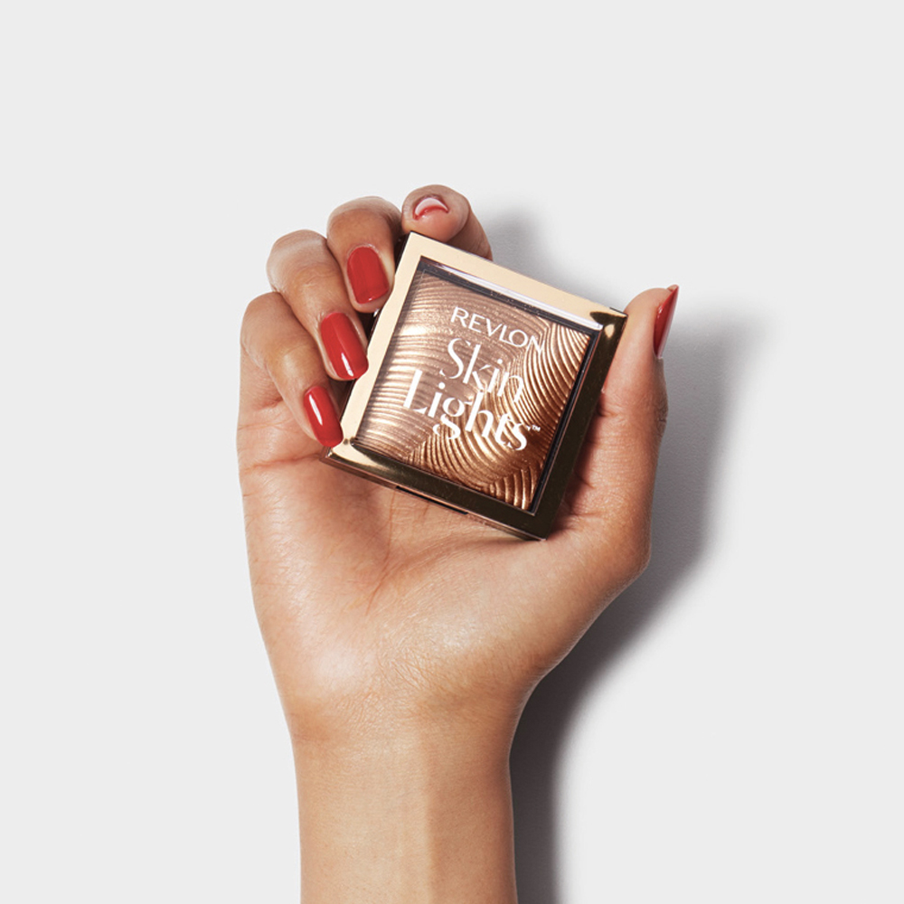 The payoff of NEW #SkinLights Prismatic Bronzer is unreal❗️With just one swipe you’ll feel like you’ve been kissed by the ☀️. But, it’s totally up to you! Build your own glow, from delicately light to intense luster. 
#bronzer #bronzedskin #thatglow