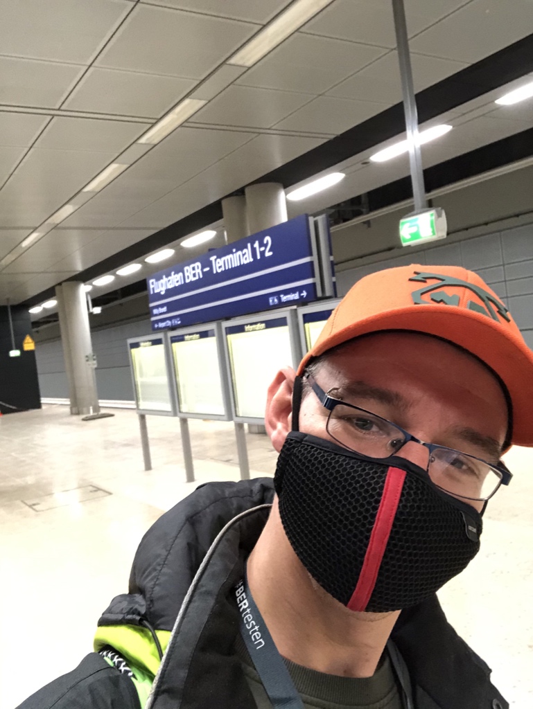 reiner95's tweet photo. Ich darf vom Bahnhof starten. 😂
Dann sehe ich wenigstens mal so den Bahnhof den ich steuer vom weiten. #BERtesten https://t.co/CEQ3OLcw7S