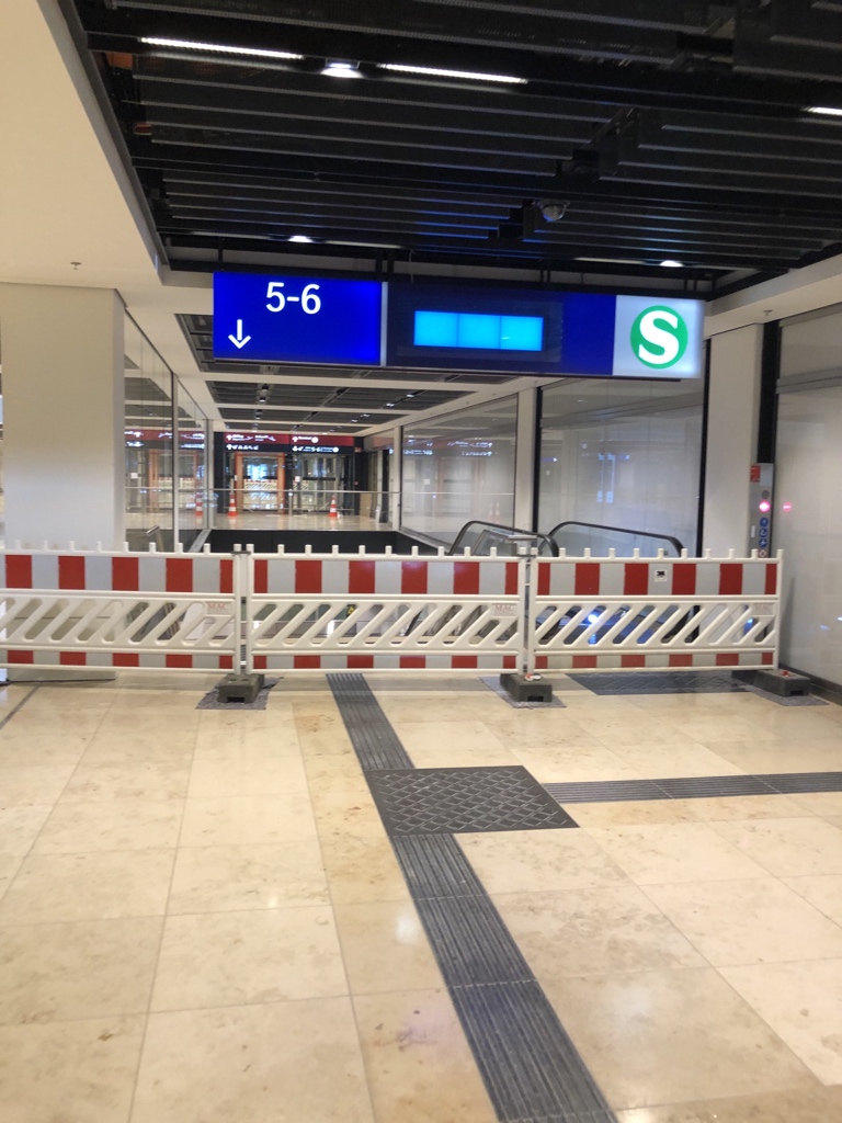 reiner95's tweet photo. Ich darf vom Bahnhof starten. 😂
Dann sehe ich wenigstens mal so den Bahnhof den ich steuer vom weiten. #BERtesten https://t.co/CEQ3OLcw7S