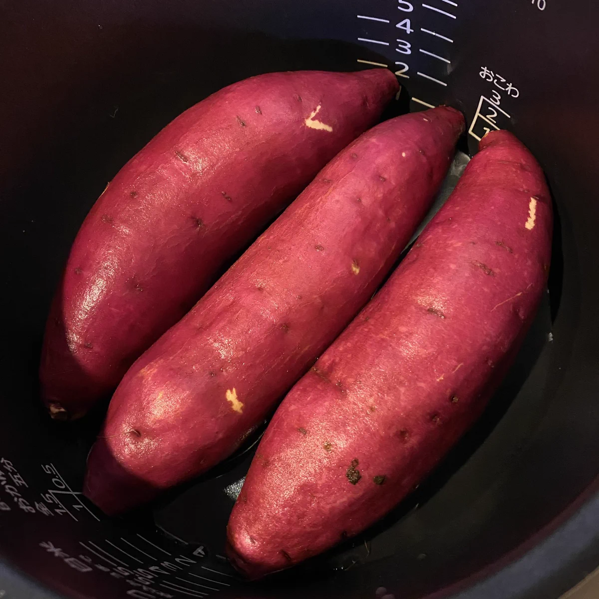 炊飯器で蒸し芋がホクホクで甘い芋に！ダイエット中のお供に最適！
