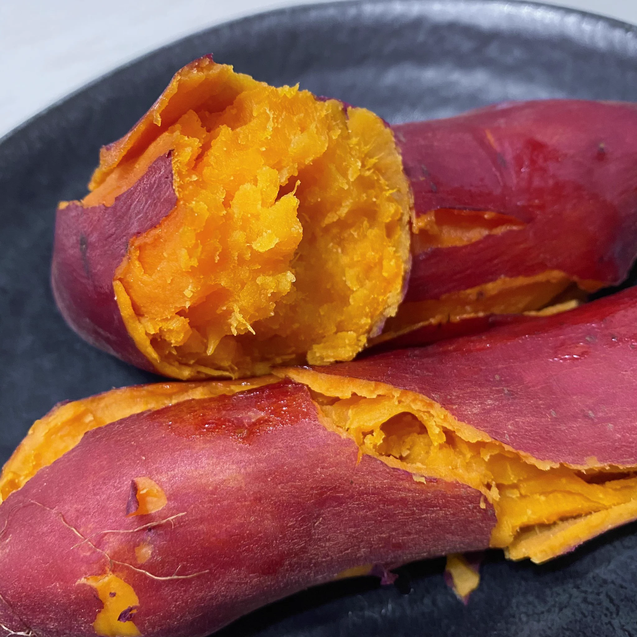 炊飯器で蒸し芋がホクホクで甘い芋に！ダイエット中のお供に最適！