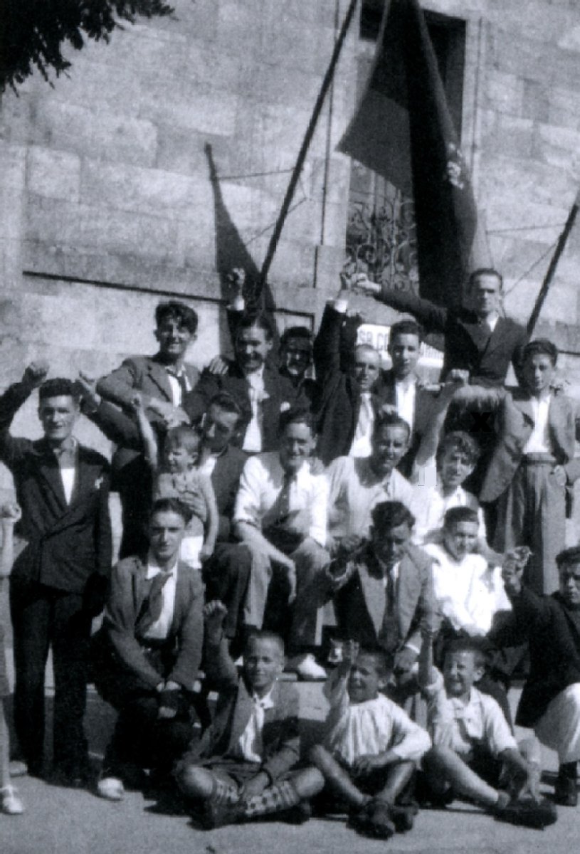 MEMORIA CELANOVA | O 13 de outubro de 1935 celebrouse no Teatro Crurros Enríquez de #Celanova un gran acto das Mocedades Galeguistas. Falaron Pepe Velo e Celso Emilio. 

👉 bit.ly/3lFXM77 <a href="/Fund_ABoveda/">Fundación Alexandre Bóveda</a> <a href="/CMHVL1936_/">Comité pola Memória Histórica do Val do Límia</a> 
📷 Mocedade Galeguista de Celanova en 1932.