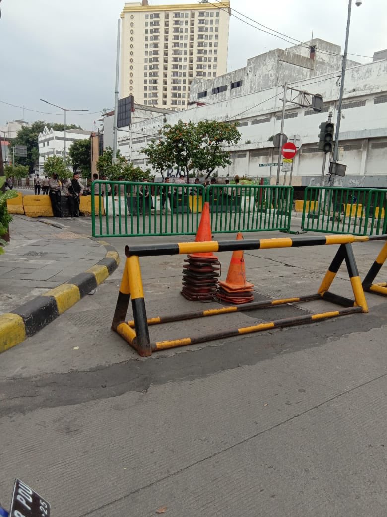 mrchristwibowo's tweet image. Pintu besar selatan/stasiun kota menuju ke glodok, siap siaga, jam 4.30pm