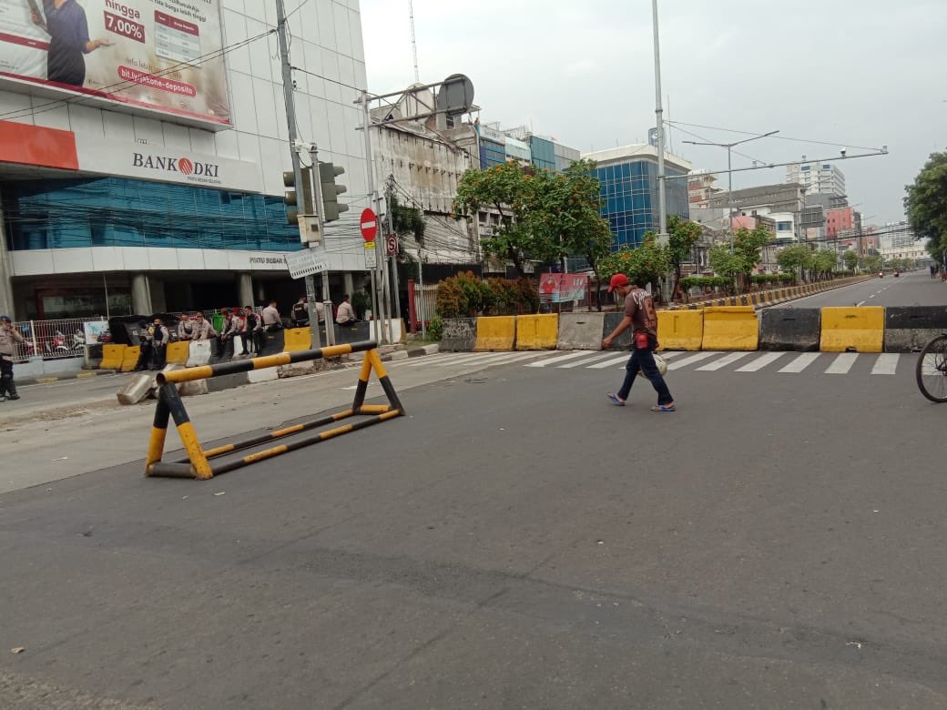 mrchristwibowo's tweet image. Pintu besar selatan/stasiun kota menuju ke glodok, siap siaga, jam 4.30pm