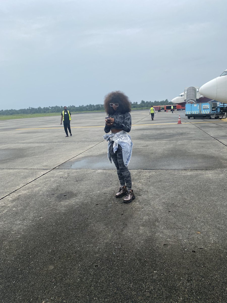 Tacha bin fly from Lagos to Port Harcourt to join #PhProtest A Queen, We Stan! 👸 Dem wan oppress am to cancel before but @Omojuwa don ginger am again! So She go fall in! Praprapra. #SarsMustGoNow ✊🏾🇳🇬