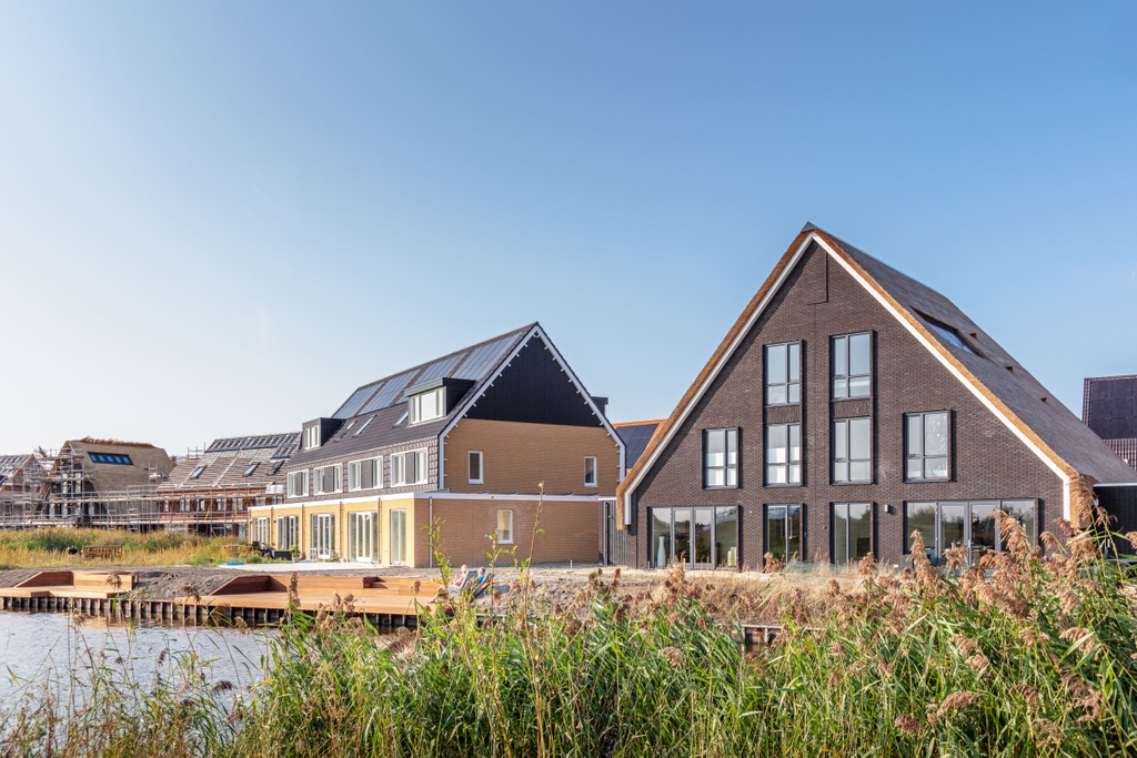 De woningen in fase 1 zijn rond de zomervakantie opgeleverd en de eerste huizen in Westend worden inmiddels bewoond. 

<a href="/LaurensKuipers/">Laurens Kuipers</a> maakte er weer een serie prachtige foto's van! 

#Westend #Fase1 #HeembouwArchitecten #TypischHeembouw