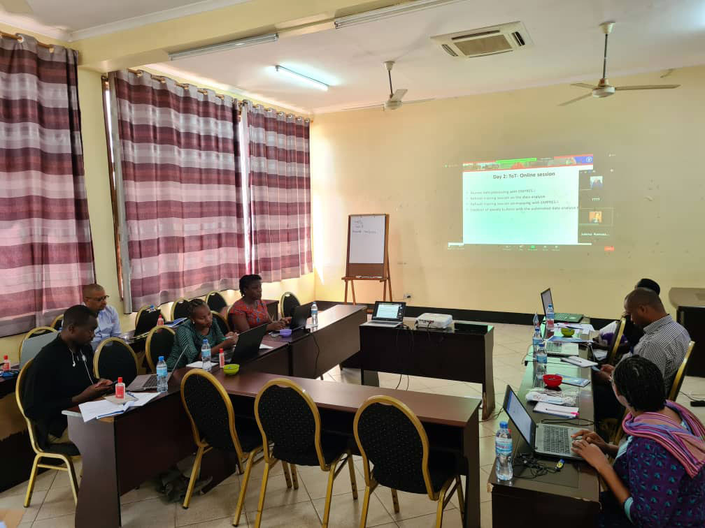 FAOLivestock's tweet photo. #HappeningNow | @FAO conducting a training on EMA-i (Event Mobile Application) in Tanzania to strengthen veterinary services in real-time reporting &amp;  national early warning systems. 

📲🐮📲🐔 More on the app:  https://t.co/WbUaqmQSX4

#animalhealth #animaldiseases https://t.co/N3fYSjQjbj