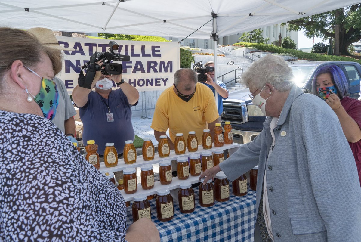 I’ve proclaimed today as Alabama Retail Day to recognize our incredible retailers &amp; the 400,000+ employees that work in this industry. Throughout the pandemic our retailers have been patient &amp; strong. Please remember to support their businesses! #ShopLocal governor.alabama.gov/newsroom/2020/…