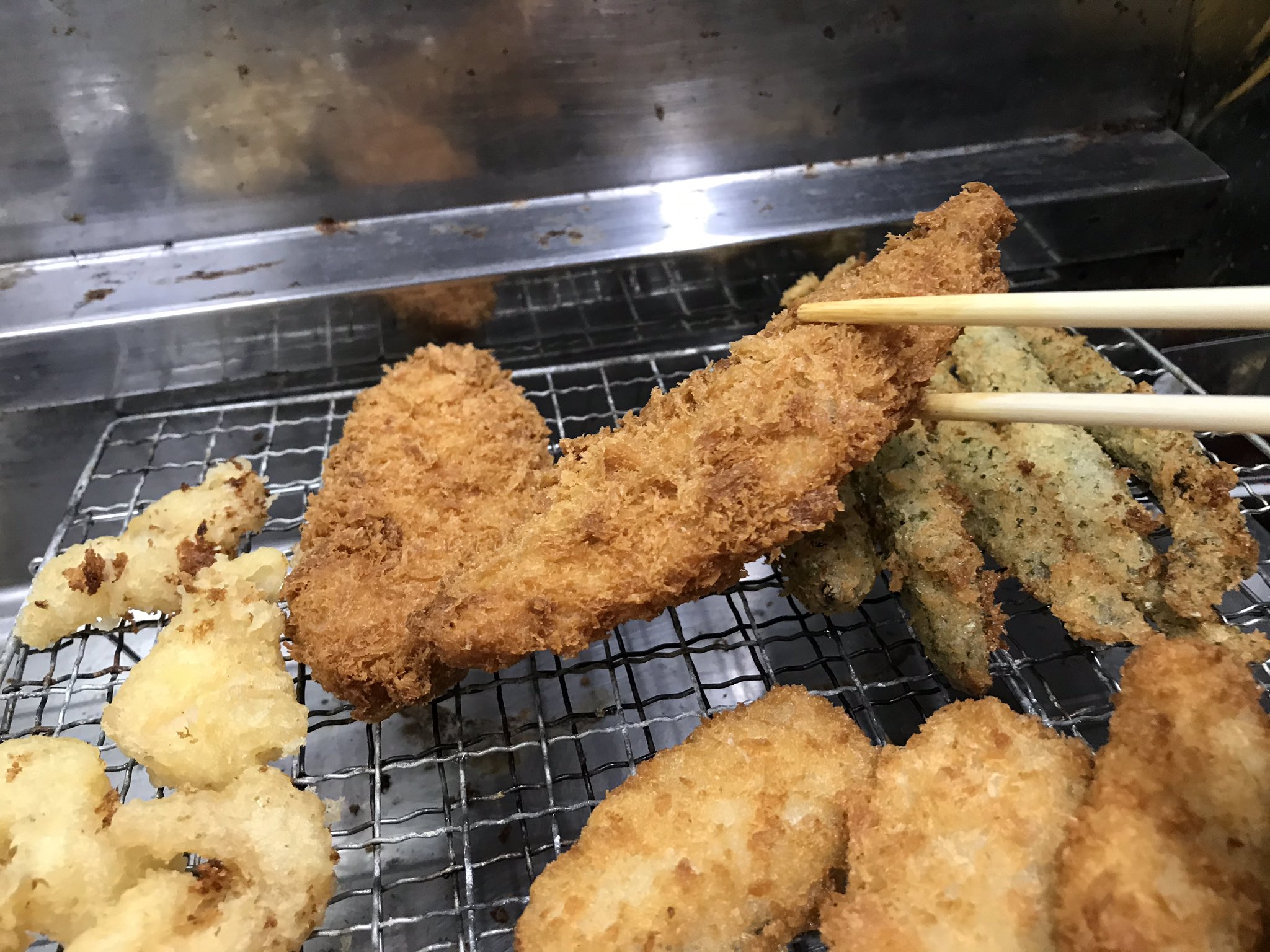 تويتر みなせ C100 お疲れさまでした على تويتر 次に白身魚のフライ ホキを食べましょう ふーむ美味しいですね 先ほどのプルシュカと比べると ごくわずかにクセがあります プルシュカの方がより万人向きなような気がします しかしプルシュカの方がマック