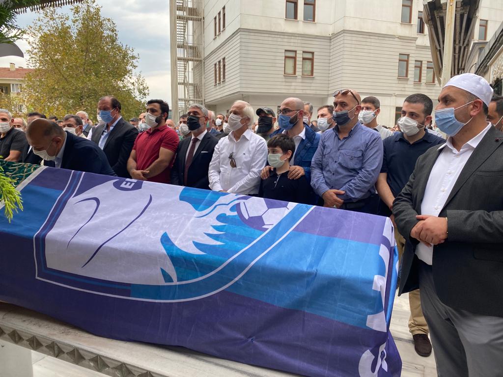 Federasyonumuz Asbaşkanı, yol arkadaşım Zekeriya Tutar için son görevimizi ifa ettik. Tuzla Evliya Çelebi Camiindeki cenaze namazında yönetim kurulumuz, antrenörlerimiz ve hakemlerimiz olmak üzere taekwondo camiamız bu ortak acıyı paylaştık.
