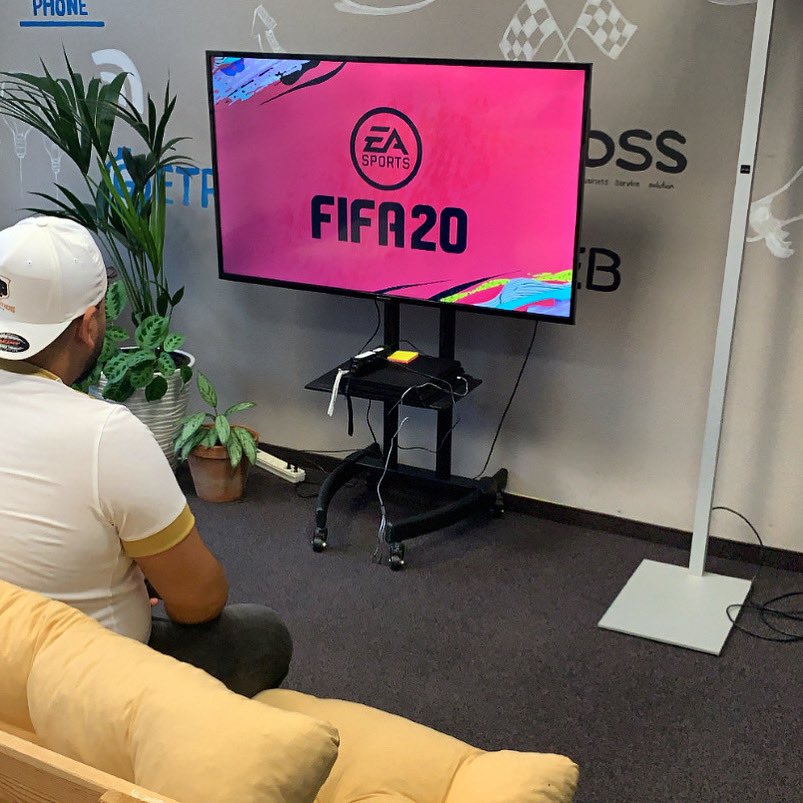 bss__gmbh's tweet photo. Wir haben umgebaut! In der Pause können unsere #fifazocker spielen. Alle, die nicht zocken wollen, können gemütlich chillen 😎
#team #work #fun #fifa20 #esports #colleagues #friends #business https://t.co/qJNPN8Gbkx