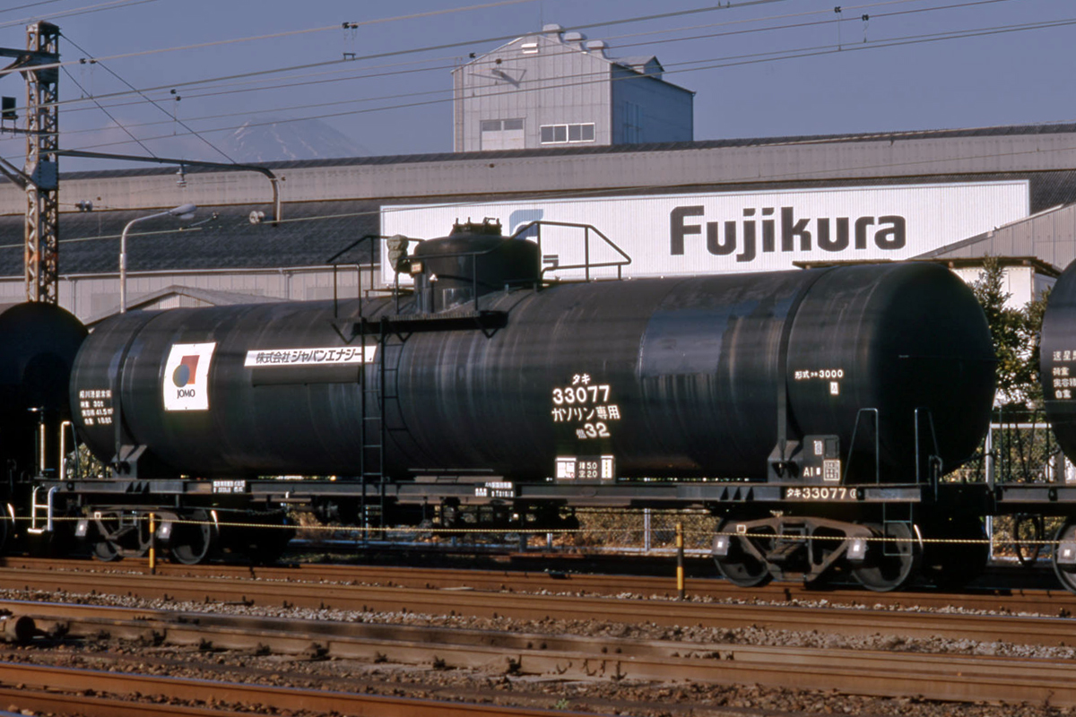 タキ33077 ジャパンエナジーの表記もそもそも元の共石のタンク車が