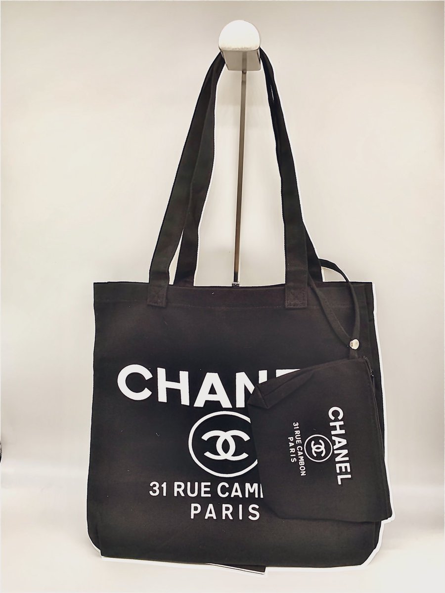 Helen01292427's tweet photo. CHANEL ノベルティ
トートバックです。
しっかりとしたキャンパス生地！
ポーチも付いて使い勝手がよく
今、必需品のエコバックとしてもご使用頂けます。

¥8500-(送料込)

バッグ
W35×H39×D13cm
持ち手　約62cm

ポーチ
W20×H14
持ち手　約32cm

#CHANEL 
#ノベルティ
#トートバッグ
#エコバッグ https://t.co/k1yGLV0UXK