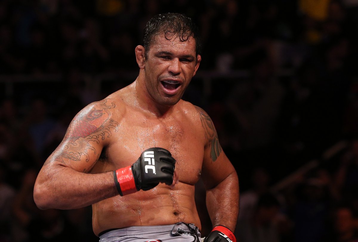 UFCBrasil's tweet photo. Respeita a lenda! Também neste dia, há oito anos, @MinotauroMMA finalizava Dave Herman no segundo round do #UFC153, no Rio de Janeiro https://t.co/Lb5AMWWhO4