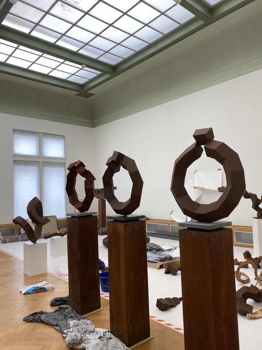 Pulchri's tweet photo. #SneakPeek naar de #solotentoonstelling van Roland de Jong Orlando, waarin hij zijn werk van de afgelopen 30 jaar toont! Momenteel druk bezig met de #opbouw, a.s. zaterdag is de #opening ❤👇 https://t.co/OfRNzMKTAB