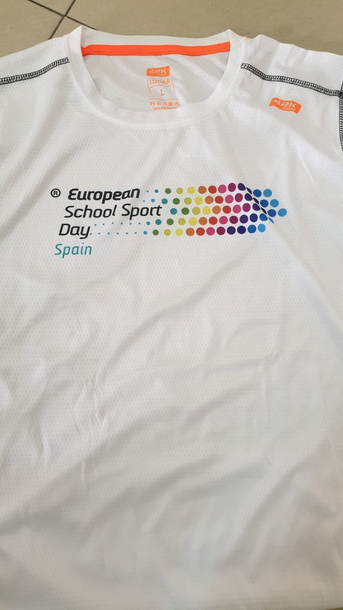InmaculadaPonfe's tweet photo. Hoy hemos recibido las camisetas que nos acreditan como ganadores del Challenge de la #ESSD2020. Gracias @educacondeporte @EuSport @EUPEA_tweet @mdsz_hssf #BeActive @CaMiNoPieFCiToS https://t.co/GAWxroKBo3