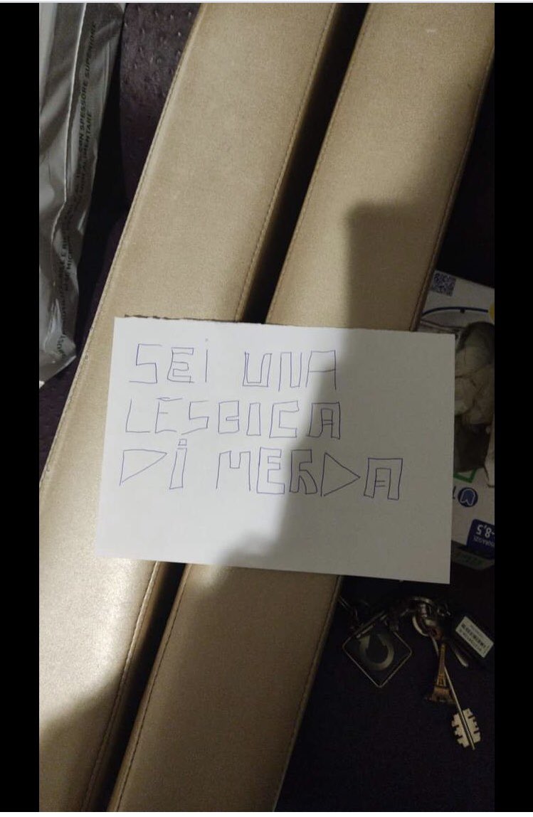"Sei una lesbica di m." è il ‘messaggio’ che Daniela ha trovato davanti al suo salone da parrucchiera a #Torino. Dev’essere quella che gli omofobi chiamano “libertà d’espressione”.
Solidarietà a Daniela https://t.co/vVoiA2Ha2g