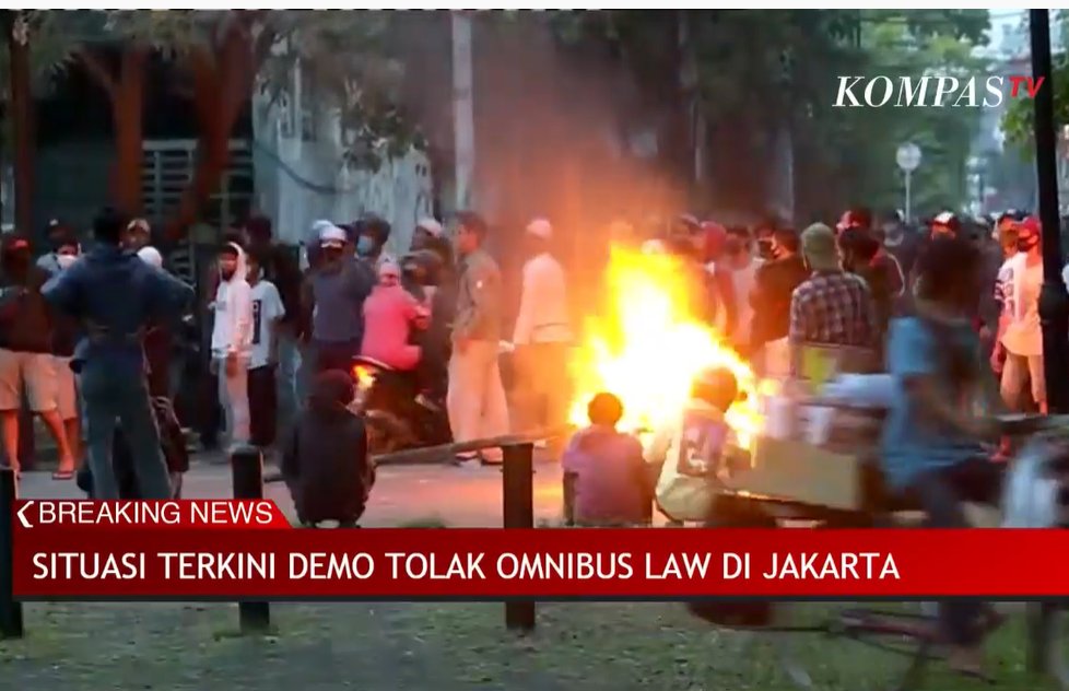 Demo apa mau bikin api unggun ini? segala gerobak, kursi plastik trus dibakar. Demo ya demo aja bukan ngerusak!!!!STUPID!!!!
