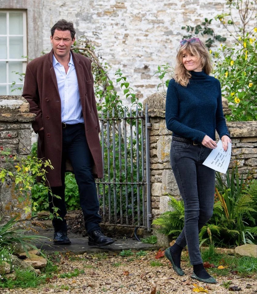 TheFilmUpdates's tweet photo. Dominic West and wife Catherine Fitzgerald addressed reporters outside their home today by speaking to them and handing out pieces of paper saying: “We just want to say our marriage is strong and we are very much still together.” https://t.co/f1gomwise8